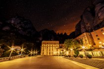 Scena panoramica della Piazza del Monastero di Montserrat sotto il cielo stellato — Foto stock