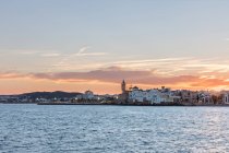 Удаленный вид на прибрежный город на закате — стоковое фото