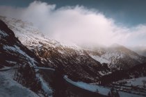 Malerische Berglandschaft mit sonnenbeschienenen, üppigen Wolken, die im blauen Himmel schweben — Stockfoto