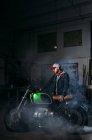 Seitenansicht des mechanischen Antriebs Custom-Motorrads in der Werkstatt — Stockfoto