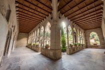 Vista interna dell'antico patio a Montserrat — Foto stock