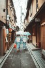 Rückansicht von Frauen in asiatischer Tracht auf der Straße — Stockfoto