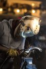 Porträt eines Arbeiters beim Schweißen von Rohren in der Werkstatt — Stockfoto