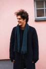 Ridendo giovane uomo in abiti casual in posa sulla strada — Foto stock