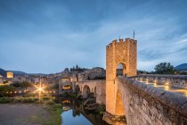 Exterior of bridge and medieval village of Besalu. Girona, Spain. — Stock Photo
