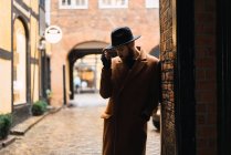 Portrait of man wearing vintage clothes posing in archway — Stock Photo
