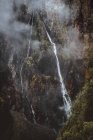 Vista aerea a sottile cascata in alta montagna verde . — Foto stock