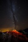 Літ туристичний намет на пагорбі над молочним способом у нічному небі — стокове фото