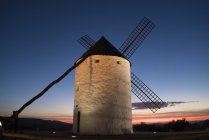 Extérieur du moulin à vent historique de couleur blanche dans la nature au crépuscule . — Photo de stock