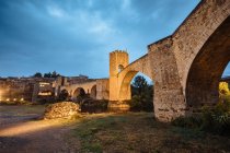 Außenseite der steinernen mittelalterlichen Brücke von Besalu. Girona, Spanien. — Stockfoto
