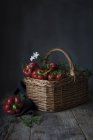Panier en osier plein de poivrons rouges — Photo de stock
