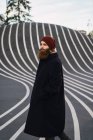 Вид збоку бородатий чоловік позує на асфальтовому пагорбі — стокове фото