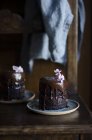 Vista de cerca de pasteles de chocolate caseros - foto de stock