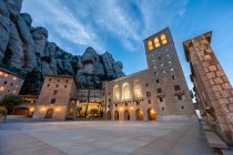 Vue extérieure de la façade du monastère de Montserrat au coucher du soleil, Espagne — Photo de stock
