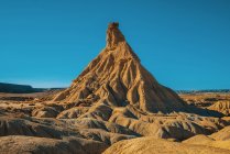 Vista a la gran formación de rocas de arena en un día soleado sin nubes . - foto de stock