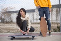 Dos chicas con longboards posando en la escena callejera - foto de stock