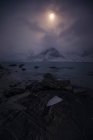 Vue sur les montagnes lac couvert de neige au crépuscule du soir — Photo de stock