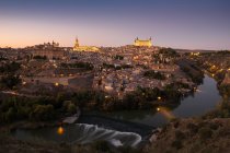 Luftbild der beleuchteten Altstadt von Toledo bei Einbruch der Dunkelheit. — Stockfoto