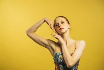 Молодая женщина танцует в студии — стоковое фото