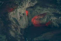 Vista a formas iluminadas y agujeros en cueva de roca . - foto de stock