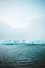 Vista lejana de glaciares en agua azul del océano . - foto de stock