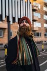 Retrato de homem barbudo em roupas quentes posando na cena da rua — Fotografia de Stock