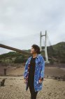 Mulher em pé na ponte em colinas — Fotografia de Stock