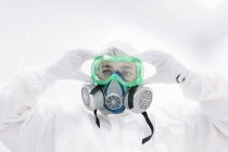 Retrato de cientista colocando máscara protetora — Fotografia de Stock