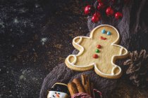 Still life of gingerbread man cokie on wooden table. — Stock Photo