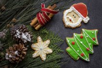 Arreglo de varias galletas de Navidad y especias en la mesa - foto de stock