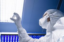 Vue à angle bas du scientifique tenant une fiole en verre en laboratoire . — Photo de stock
