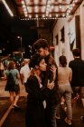 Pareja joven abrazándose juntos en la calle de la ciudad - foto de stock