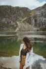 Mulher bonita no lago da montanha — Fotografia de Stock