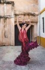 Bailarina de flamenco con traje típico en las calles de Sevilla - foto de stock