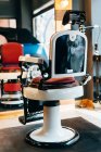 Leerer Stuhl im Friseurladen — Stockfoto