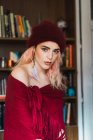 Приваблива жінка з рожевим волоссям в червоному капелюсі — стокове фото