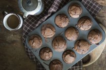 Direkt über Blick auf Schokoladenmuffins im Backblech — Stockfoto