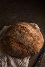 Pan recién horneado en mesa oscura - foto de stock