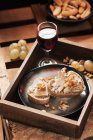 Натюрморт зі скибочками хліба з сиром і вином — стокове фото