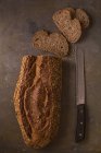 Натюрморт з свіжоспеченим хлібом і скибочками з ножем — стокове фото