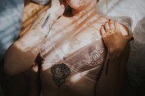 Mittelteil der Frau mit Vorhang Schatten auf Körper — Stockfoto