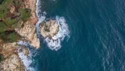 Vue aérienne du littoral avec vagues en Méditerranée — Photo de stock