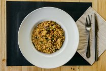 Direkt über dem Blick auf Reis mit Fleisch auf Teller — Stockfoto