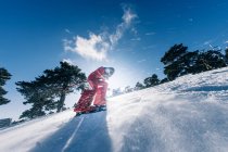 Man practicing speed skiing on slope under blue sky — Stock Photo