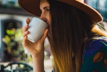 Ritratto di donna che beve caffè sulla terrazza del caffè — Foto stock