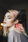 Porträt einer sinnlichen Frau mit rosa Haaren, die wegschaut — Stockfoto