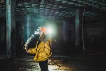 Femme vapotage dans un bâtiment abandonné dans un bâtiment abandonné — Photo de stock