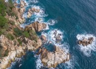 Vistas aéreas de rochas costeiras e surf no Mediterrâneo — Fotografia de Stock