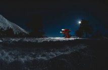 Homem praticando esqui de velocidade na encosta ao entardecer — Fotografia de Stock