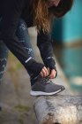 Кукурудза спортивна жінка зв'язує кросівки — стокове фото